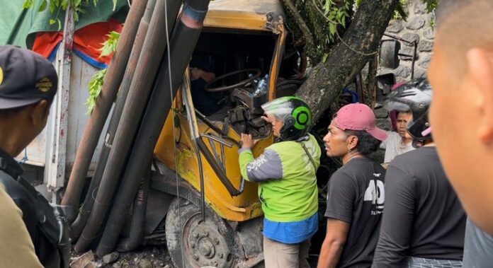 Rem Blong! Truk Bermuatan Paket Hantam Pohon dan Tiang Telepon