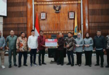 Komisi VIII DPR RI dan Pusat Serahkan Bantuan, Gubernur Koster dan Warga Bali Sampaikan Terima Kasih Komisi VIII DPR RI dan Pusat Serahkan Bantuan, Gubernur Koster dan Warga Bali Sampaikan Terima Kasih