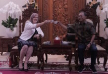 Kopi Arak Simbol Keakraban Diplomatik, Gubernur Koster dan Menteri Cahill Bahas Kerjasama Strategis Bali-Northern Territory Kopi Arak Simbol Keakraban Diplomatik, Gubernur Koster dan Menteri Cahill Bahas Kerjasama Strategis Bali-Northern Territory