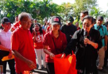 Dukung UMKM Difabel, Gubernur Koster dan Ibu Putri Borong Ratusan Cup Kopi untuk Pengunjung Pasar Murah Dukung UMKM Difabel, Gubernur Koster dan Ibu Putri Borong Ratusan Cup Kopi untuk Pengunjung Pasar Murah