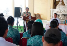 Ibu Putri Koster Ajak Warga Nusa Penida Ubah Mindset: Sampah Harus Selesai di Sumbernya Ibu Putri Koster Ajak Warga Nusa Penida Ubah Mindset Sampah Harus Selesai di Sumbernya