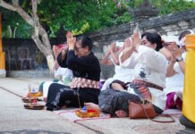 Ibu Putri Suastini Koster Haturkan Bhakti di Pura Dalem Ped Nusa Penida Ibu Putri Suastini Koster Haturkan Bhakti di Pura Dalem Ped Nusa Penida