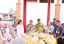 Ny. Putri Koster Paparkan Sistem Pengolahan Sampah Berbasis Sumber kepada Ny. Selvi Gibran Rakabuming Ny. Putri Koster Paparkan Sistem Pengolahan Sampah Berbasis Sumber kepada Ny. Selvi Gibran Rakabuming