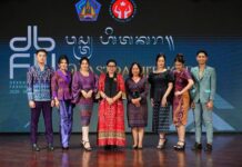 Wastra Hita Kara: Dekranasda Bali Fashion Week 2025 Sukses Tampilkan 80 Karya Desainer Lokal Ketua Dekranasda Bali Ibu Putri Koster berfoto bersama model yang mengenakan busana wastra tradisional Bali di panggung Dekranasda Bali Fashion Week 2025.