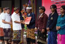Gubernur Koster Perkuat SDM Bali Lewat Program Satu Keluarga Satu Sarjana Gubernur Koster Perkuat SDM Bali Lewat Program Satu Keluarga Satu Sarjana