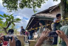 Pansus TRAP DPRD Bali Sidak Jatiluwih, Temuan Mengejutkan di DTW Warisan Budaya Dunia Petugas Satpol PP Bali dan Pansus TRAP DPRD Bali memasang police line di kafe Sunari Bali yang melanggar tata ruang di kawasan WBD Jatiluwih, Tabanan.