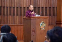 Dihadiri 46 Anggota DPRD, Gubernur Koster Beri Penjelasan atas Pandangan Fraksi Terkait Raperda Penyertaan Modal BPD Bali Dihadiri 46 Anggota DPRD, Gubernur Koster Beri Penjelasan atas Pandangan Fraksi Terkait Raperda Penyertaan Modal BPD Bali