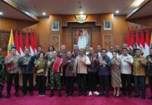 Wagub NTT Minta Maaf ke Bali, Gubernur Koster Tegaskan Harmoni Dijaga Gubernur Bali Wayan Koster dan Wakil Gubernur NTT Johni Asadoma saat rapat koordinasi antisipasi konflik horizontal di Denpasar