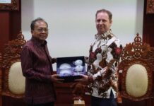 Bali–Inggris Perkuat Kerja Sama Pariwisata, Transportasi, dan Sampah Gubernur Bali Wayan Koster menerima audiensi Wakil Duta Besar Inggris Matthew Downing di Denpasar membahas kerja sama pariwisata dan transportasi