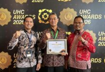 Buleleng Raih UHC Award 2026, Kepesertaan JKN Tembus 98 Persen Wabup Buleleng Gede Supriatna menerima UHC Award 2026