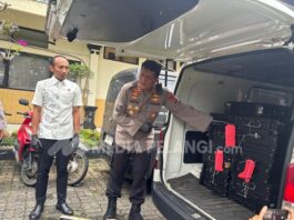 22 TKP Disasar! Sindikat Spesialis Pencuri Baterai Tower Dibongkar Kapolres Tabanan Putu Bayu Pati menunjukkan barang bukti baterai tower hasil pencurian sindikat pencuri baterai tower Bali