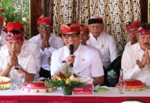 Bupati Sanjaya Hadiri Karya Agung di Pura Manik Toya Batannyuh Marga Bupati Tabanan I Komang Gede Sanjaya bersama Wakil Bupati I Made Dirga dan Ketua DPRD Tabanan I Nyoman Arnawa saat menghadiri Uleman Karya Agung di Pura Manik Toya, Banjar Adat Umadiwang, Desa Batannyuh, Kecamatan Marga