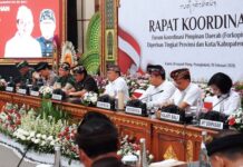 Gubernur Koster Pimpin Rakor se-Bali, Perkuat Penanganan Sampah Gubernur Bali Wayan Koster memimpin Rapat Koordinasi Forkopimda Plus se-Bali di Gedung Wiswasabha, Renon, Denpasar, membahas Gerakan Bali Bersih Sampah dan penguatan tata kelola pariwisata.