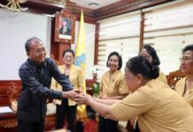 Koster Tegaskan Peran Strategis WHDI Jaga Keajegan Budaya Bali Gubernur Bali Wayan Koster menerima audiensi pengurus WHDI Provinsi Bali di Kantor Gubernur Bali, membahas sinergi pelestarian adat dan budaya Bali.
