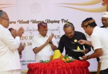 Gubernur Koster Tegaskan Peran Sulinggih Jaga Bali Secara Niskala Gubernur Bali Wayan Koster menghadiri HUT ke-4 Sabha Kertha Hindu Dharma Nusantara Pusat di Denpasar dan menegaskan peran sulinggih menjaga Bali secara niskala.