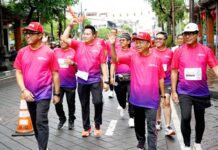 Gubernur Koster Ikuti 6K Denpasar Fun Run 2026, Catat 1 Jam 10 Menit Gubernur Bali Wayan Koster mengikuti 6K Denpasar Fun Run 2026 di Patung Catur Muka Denpasar
