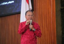 Diskusi Publik “Sang Pewahyu Rakyat” di UNUD, Koster Paparkan Program 1 Keluarga 1 Sarjana Gubernur Bali Wayan Koster menjadi pembicara dalam Diskusi Publik “Sang Pewahyu Rakyat” di Universitas Udayana, Jimbaran