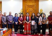 Putri Koster Soroti 21 Ribu Kasus HIV/AIDS di Bali, Minta Sosialisasi Lebih Masif Ketua TP PKK Bali Putri Suastini Koster berdiskusi dengan Yayasan Spirit Paramacita di Gedung Jayasabha terkait pencegahan HIV/AIDS di Bali.