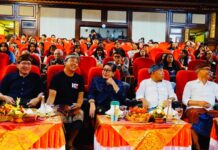 Putri Koster Puji Teater Jaratkaru Kawiya di Bulan Bahasa Bali 2026 Ketua TP PKK Bali Putri Suastini Koster menyaksikan dan memuji pementasan teater Jaratkaru oleh Kawiya di Gedung Ksirarnawa, Taman Budaya Bali