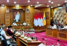 Gubernur Koster Kawal Transformasi Digital Pemerintah Berbasis DPI dan AI di Bali Gubernur Bali Wayan Koster memimpin rapat bersama Dewan Ekonomi Nasional di Gedung Kertha Sabha Denpasar dengan jajaran pejabat membahas transformasi digital pemerintah.