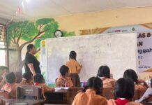 Guru Tabanan Berpeluang Mengajar di Korea, IKTE 2026 Resmi Dibuka Guru membimbing siswa sekolah dasar saat proses belajar mengajar di kelas sekolah