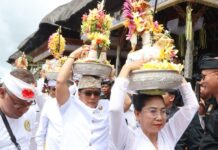 Wagub Giri Prasta Hadiri Pujawali Purnama Kawulu di Besakih, Tegaskan Bhakti Semeton Pasek Wakil Gubernur Bali Nyoman Giri Prasta mengikuti upacara Pujawali Purnama Kawulu di Pura Catur Lawa Ratu Pasek Besakih Karangasem