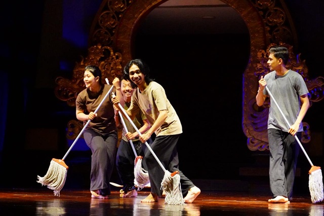 Ketua TP PKK Bali Putri Suastini Koster menyaksikan dan memuji pementasan teater Jaratkaru oleh Kawiya di Gedung Ksirarnawa, Taman Budaya Bali
