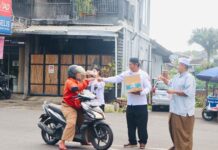 Bawaslu Tabanan Berbagi Takjil di Masjid Al Muhajirin Ketua Bawaslu Kabupaten Tabanan I Ketut Narta bersama jajaran membagikan takjil kepada masyarakat di sekitar Masjid Al Muhajirin.
