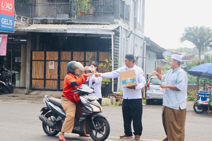 Ketua Bawaslu Kabupaten Tabanan I Ketut Narta bersama jajaran membagikan takjil kepada masyarakat di sekitar Masjid Al Muhajirin.