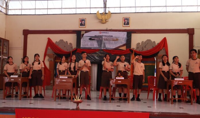 Siswa SMP Negeri 1 Tabanan mengikuti Klompencapir Pemilu dan Demokrasi yang digelar Bawaslu Tabanan.