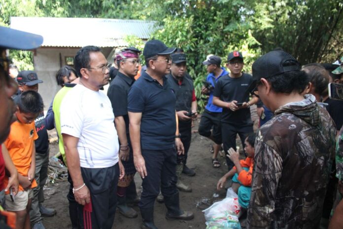 Bupati Buleleng I Nyoman Sutjidra meninjau lokasi banjir bandang di Kecamatan Banjar setelah hujan deras menyebabkan kerusakan rumah warga.