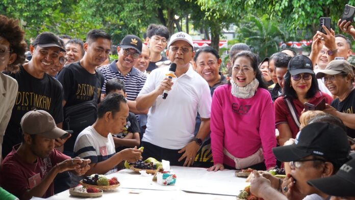Bupati Buleleng I Nyoman Sutjidra menghadiri kegiatan Gerakan Pangan Murah dan Gelar Pangan Lokal HUT ke-422 Kota Singaraja di Buleleng.