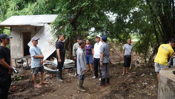 Bupati Buleleng Nyoman Sutjidra meninjau lokasi banjir bandang di Kecamatan Banjar