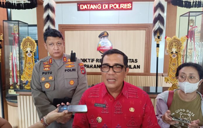 Kapolres Tabanan AKBP I Putu Bayu Pati dan Bupati Tabanan I Komang Gede Sanjaya memediasi pertemuan Desa Sesandan dan Desa Buruan terkait sengketa tapal batas.