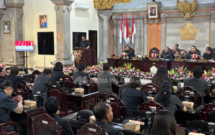 Bupati Tabanan I Komang Gede Sanjaya menyampaikan pidato pengantar LKPJ Tahun Anggaran 2025 dalam rapat paripurna DPRD Kabupaten Tabanan.