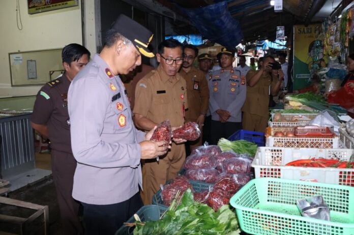 Forkopimda Tabanan melakukan sidak harga bahan pokok di Pasar Kediri menjelang Nyepi dan Idul Fitri