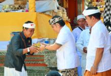 Wagub Giri Prasta Hadiri Melaspas Sanggah Gede Kubon Tubuh Kuthawaringin Penyerahan bantuan oleh Giri Prasta kepada masyarakat adat