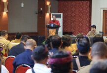 Koster Percepat Pengelolaan Sampah Berbasis Sumber di Denpasar Gubernur Bali Wayan Koster memberi arahan percepatan pengelolaan sampah kepada kepala desa dan lurah se-Kota Denpasar di Gedung Sewaka Dharma