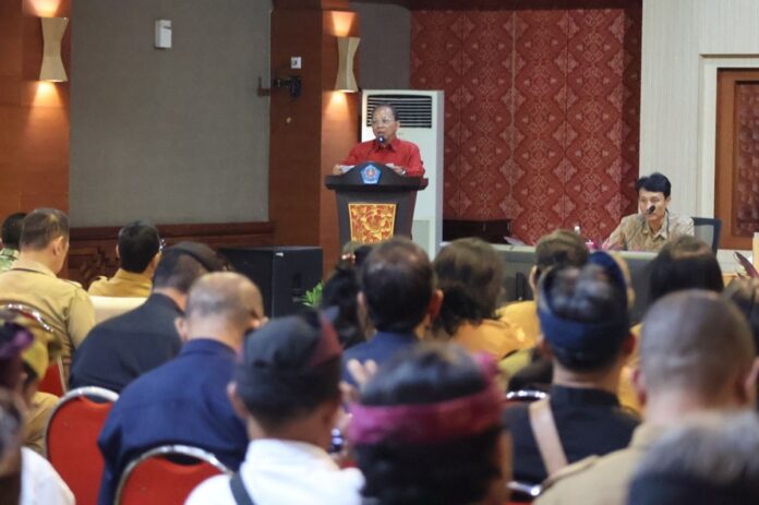 Gubernur Bali Wayan Koster memberi arahan percepatan pengelolaan sampah kepada kepala desa dan lurah se-Kota Denpasar di Gedung Sewaka Dharma