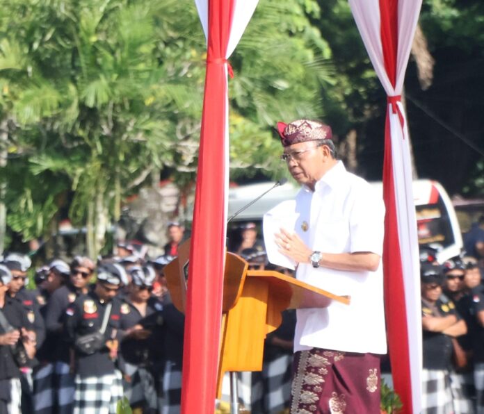 Ribuan pecalang desa adat se-Bali mengikuti Gelar Agung Pecalang Bali 2026 yang dipimpin Gubernur Bali Wayan Koster di Lapangan Niti Mandala Renon Denpasar.