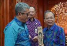 Koster Wajibkan Aksara Bali di Kemasan Arak Bali Wayan Koster bertemu pelaku usaha dan koperasi Arak Bali di Gedung Kertha Sabha, Denpasar, membahas penggunaan Aksara Bali pada kemasan produk.