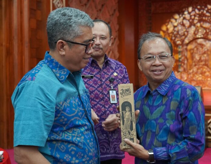 Wayan Koster bertemu pelaku usaha dan koperasi Arak Bali di Gedung Kertha Sabha, Denpasar, membahas penggunaan Aksara Bali pada kemasan produk.