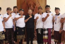 Koster Dukung Komunitas Driver Online Krama Adat Nusa Dua Gubernur Bali Wayan Koster menerima audiensi komunitas driver online Taruna Nusa Dua Citraloka di Jayasabha Denpasar