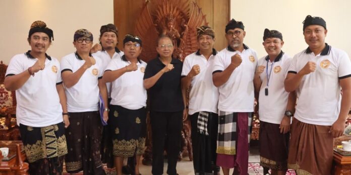 Gubernur Bali Wayan Koster menerima audiensi komunitas driver online Taruna Nusa Dua Citraloka di Jayasabha Denpasar