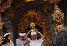 Koster Hadiri Bakti Caru Resi Gana di Pura Alas Arum Batur Gubernur Bali Wayan Koster mengikuti prosesi Bakti Caru Resi Gana dan pemelaspas bale pemaruman di Pura Alas Arum Batur, Kintamani, Bangli.