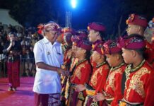 Apresiasi Seniman Muda, Koster Ganjar Sanggar Rp 50 Juta Gubernur Bali Wayan Koster menyerahkan bantuan kepada sanggar seni di Buleleng pada puncak HUT ke-422 Kota Singaraja di Taman Bung Karno