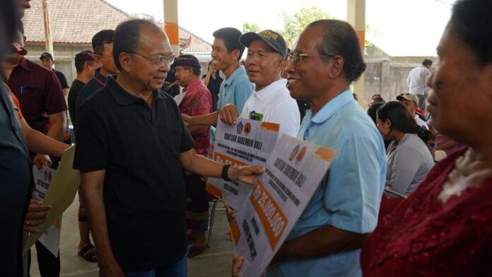 Gubernur Bali Wayan Koster menyerahkan bantuan Rp1,26 miliar kepada warga terdampak banjir bandang di Kabupaten Buleleng
