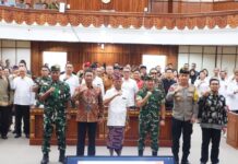 Koster Kumpulkan Tokoh Agama, Jaga Bali Tetap Kondusif Jelang Nyepi–Idul Fitri Gubernur Bali Wayan Koster saat ramah tamah bersama tokoh agama dan Forkopimda di Jayasabha Denpasar jelang Nyepi dan Idul Fitri 2026.