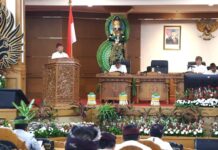 Prestasi Koster di Bali Melesat, Penghargaan Bukti Kinerja Optimal Gubernur Bali Wayan Koster menyampaikan capaian satu tahun kepemimpinan di DPRD Bali