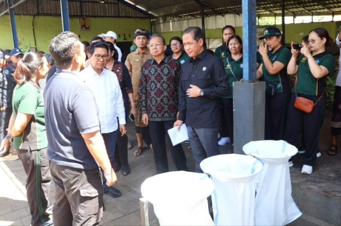 Gubernur Koster dan Menteri LH Tinjau TPS3R di Badung, Warga Diminta Wajib Punya Teba Modern